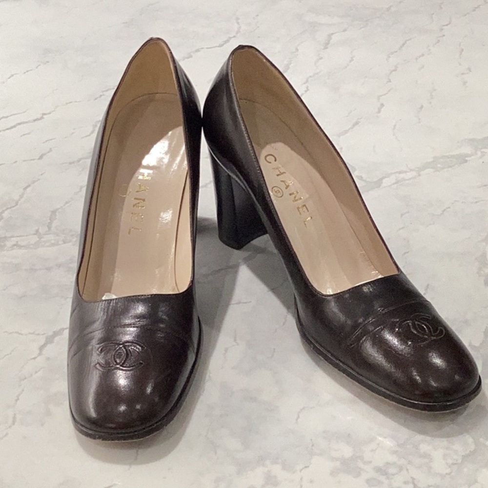 CHANEL Classic Brown Logo Leather Pumps